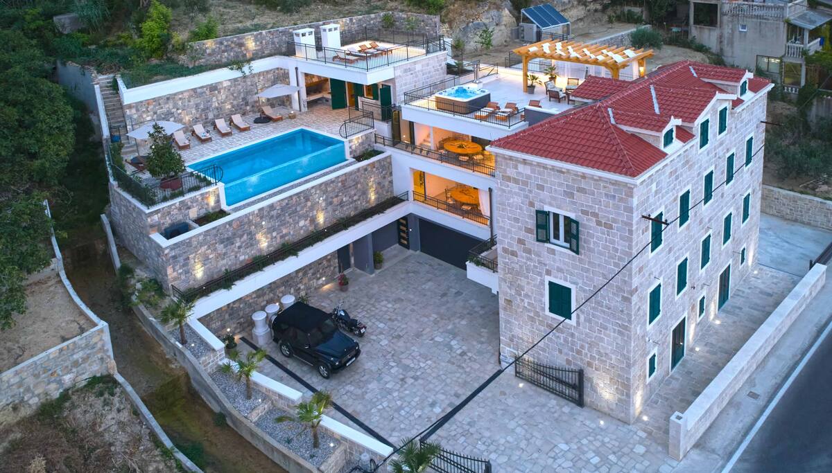 Cassavillas Beachside villa with jacuzzi, sauna & pool