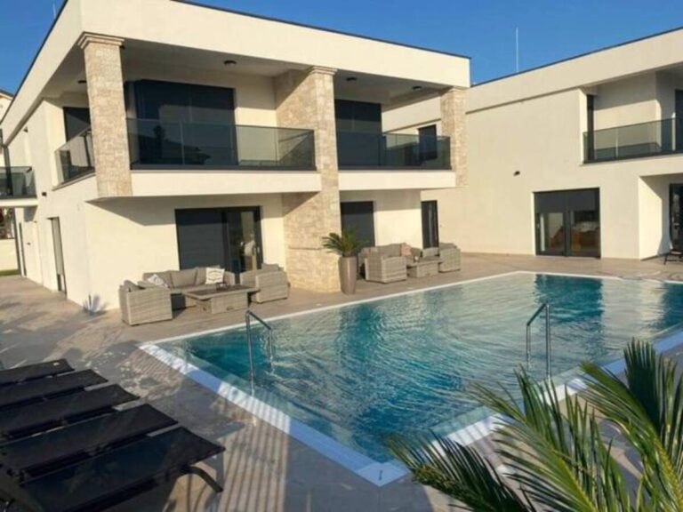 Cassavillas Luxe flat with shared pool in Umag
