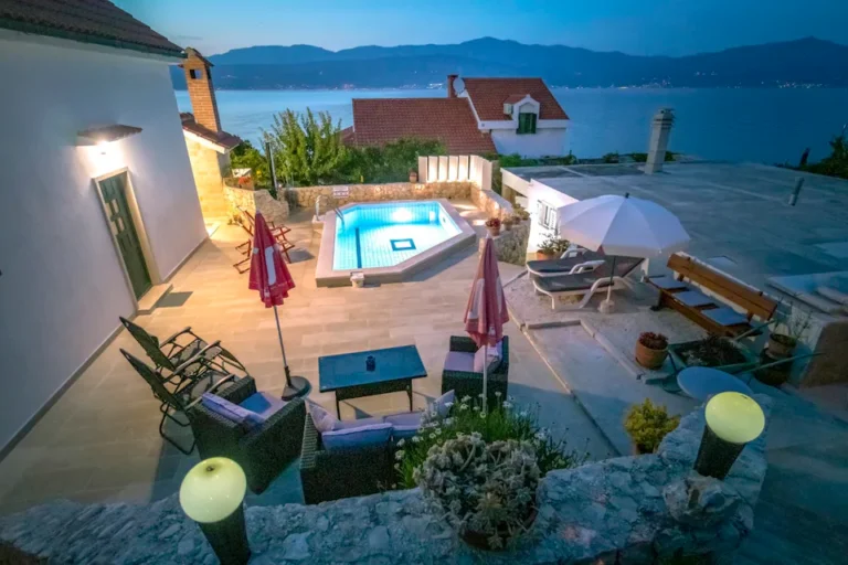 Cassavillas Nice house with pool in Splitska