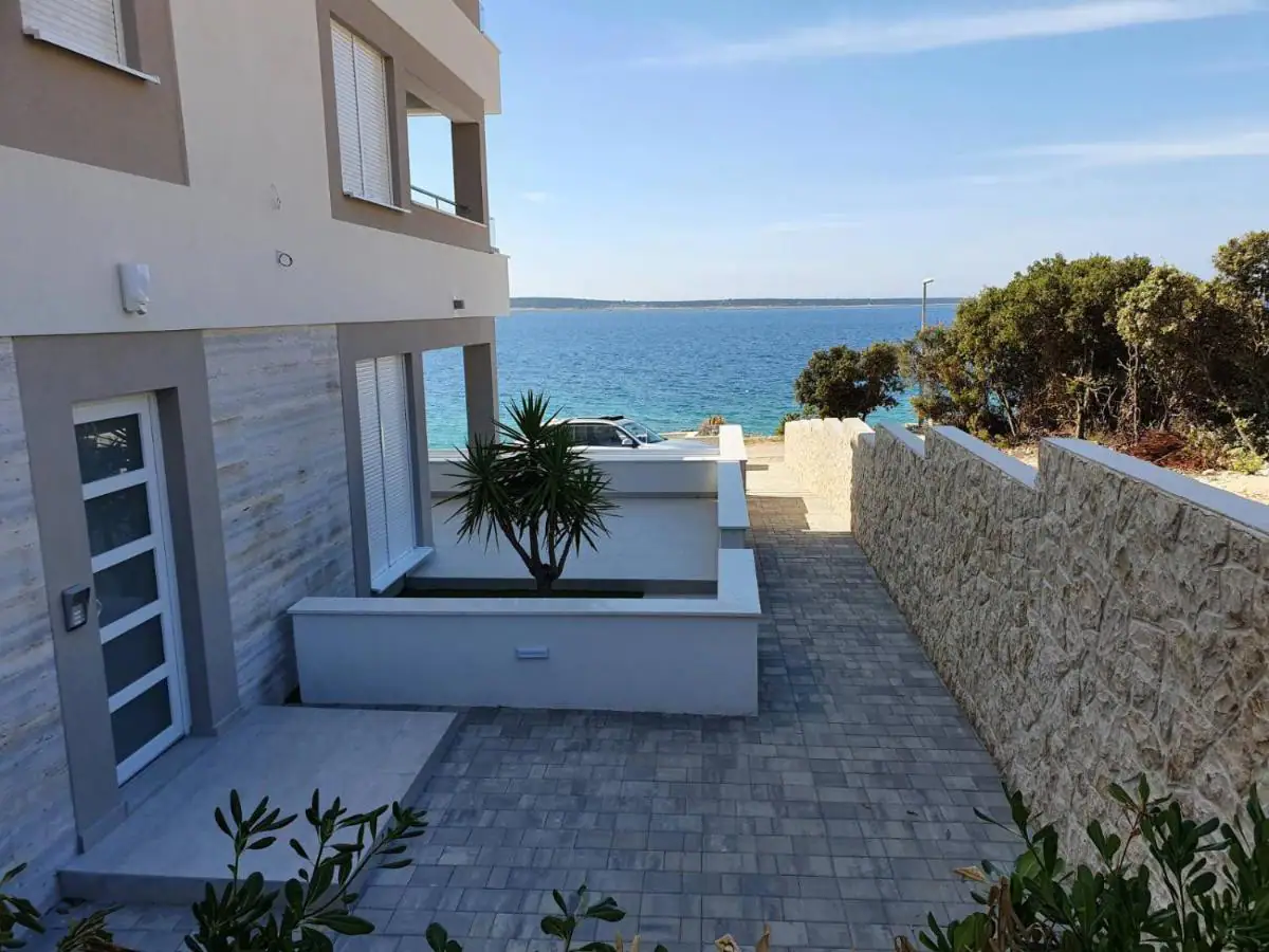 Cassavillas Luxe apartment with pool next to sea