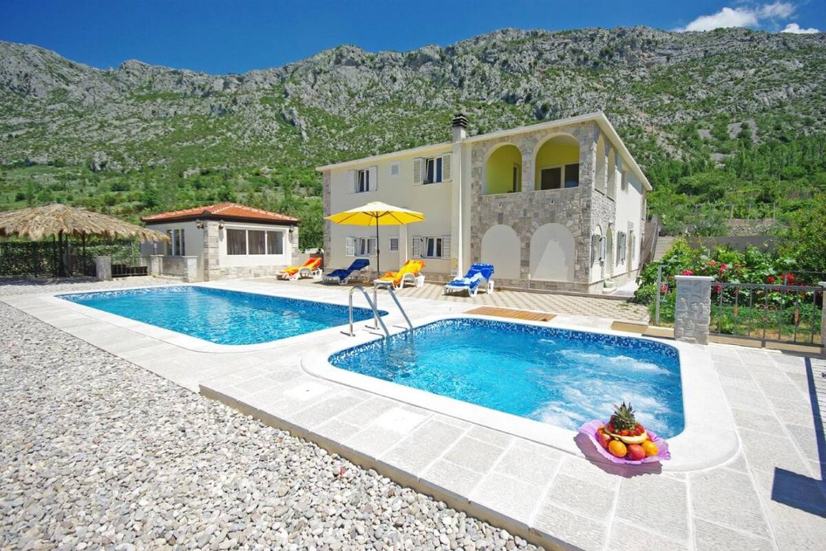 Cassavillas Villa with pool & gym in Zavojane