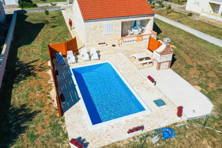 Cassavillas House with pool Nin